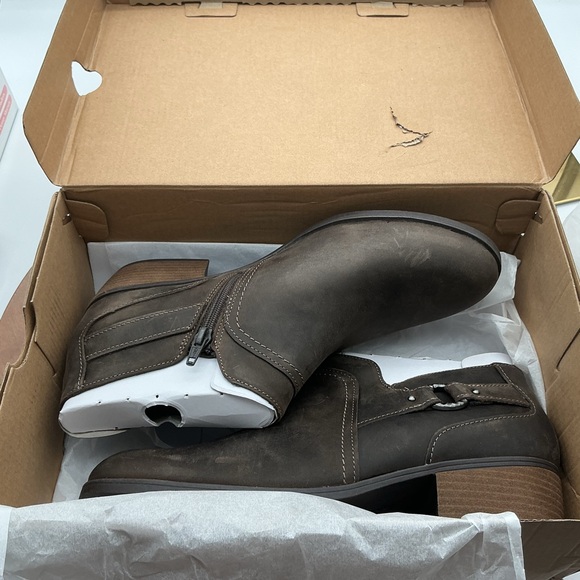 Clarks Shoes - NWT Clarks Charlten Grace taupe oily‎ leather Ankle Boots size 11